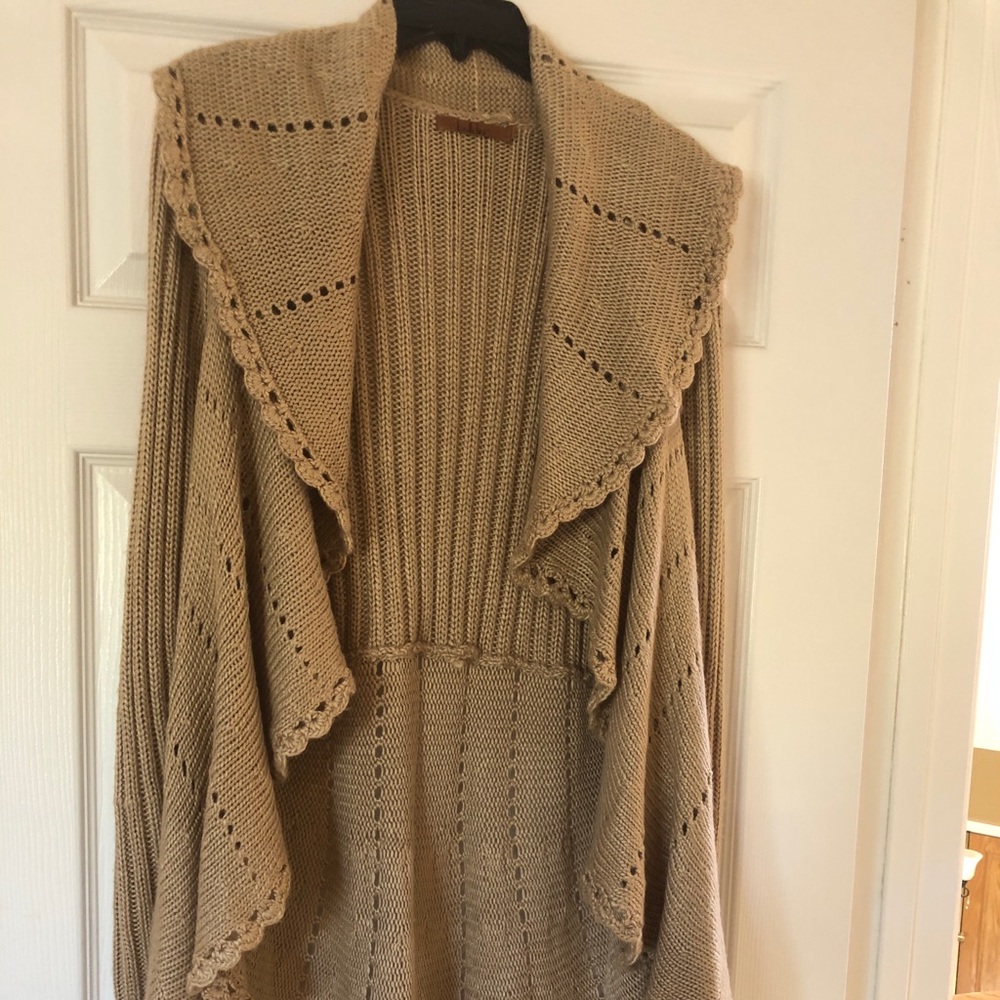 Good used condition tan sweater didn’t use much.